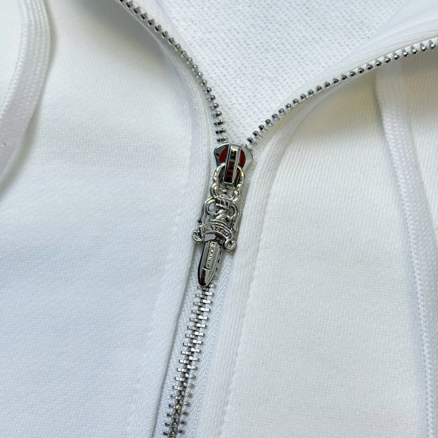 P290 (newly added in white) Chrome Hearts Miami Limited Horseshoe Hooded Jacket, the same style as ChromeHearts counters. Made of 430g double-ply double yarn pure cotton terry fabric. The original custom hardware zippers are restored in place. The handle is very textured. It is three-dimensional and atmospheric. It is easy to wear in autumn. It is simple and elegant. It adopts the os version. The upper body effect is very good. Suitable for all body types. Soft and comfortable. CH letter offset printing on the front ➕ Horseshoe Sanskrit offset printing on the back. Small mark on the hem. Machine washable, no fading, no deformation, complete accessories, original mold opening, perfect restoration of zp 2:1, same style for men and women, versatile, no choice, size s m l xl color black white